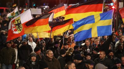 Pegida-Demo in Dresden stellt offizielle Liste aller Pegida-Gruppen in Deutschland und Europa vor