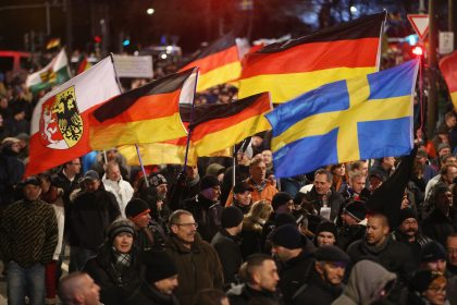 Pegida-Demo in Dresden stellt offizielle Liste aller Pegida-Gruppen in Deutschland und Europa vor