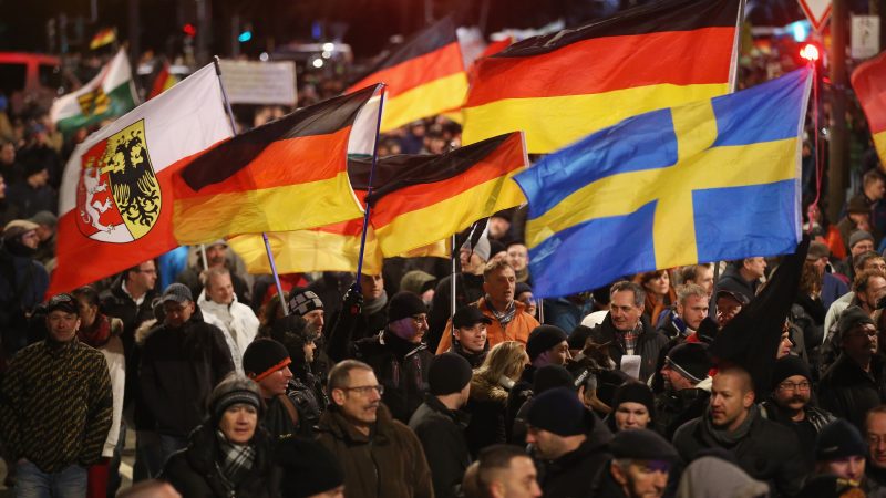Pegida-Demo in Dresden stellt offizielle Liste aller Pegida-Gruppen in Deutschland und Europa vor