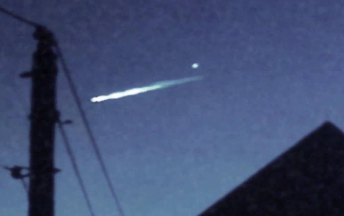 UFO Sichtung in Kalifornien? Video zeigt weiß leuchtendes Objekt das sich mit einem Knall von einem Meteor ablöst