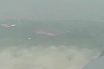 UFO Sichtung: UFO über Canberra aus dem Flugzeugfenster heraus gefilmt (+Video)