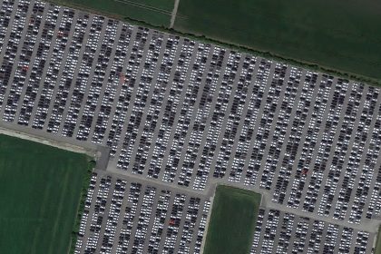 Mysteriöse Autofriedhöfe: Verrosten hier tausende Neuwagen in der Pampa oder werden sie nur zwischengelagert?
