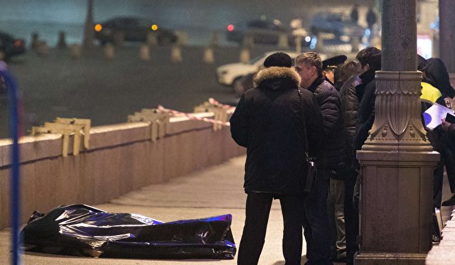 Noch lange bleib die Leiche von Boris Nemzow auf der Brücke nahe dem Krem  liegen.