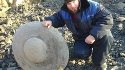 UFO Sichtungen: Scheibenförmiges Objekt von sibirischer Bergbaufirma ausgegraben (+ Video)