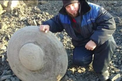 UFO Sichtungen: Scheibenförmiges Objekt von sibirischer Bergbaufirma ausgegraben (+ Video)