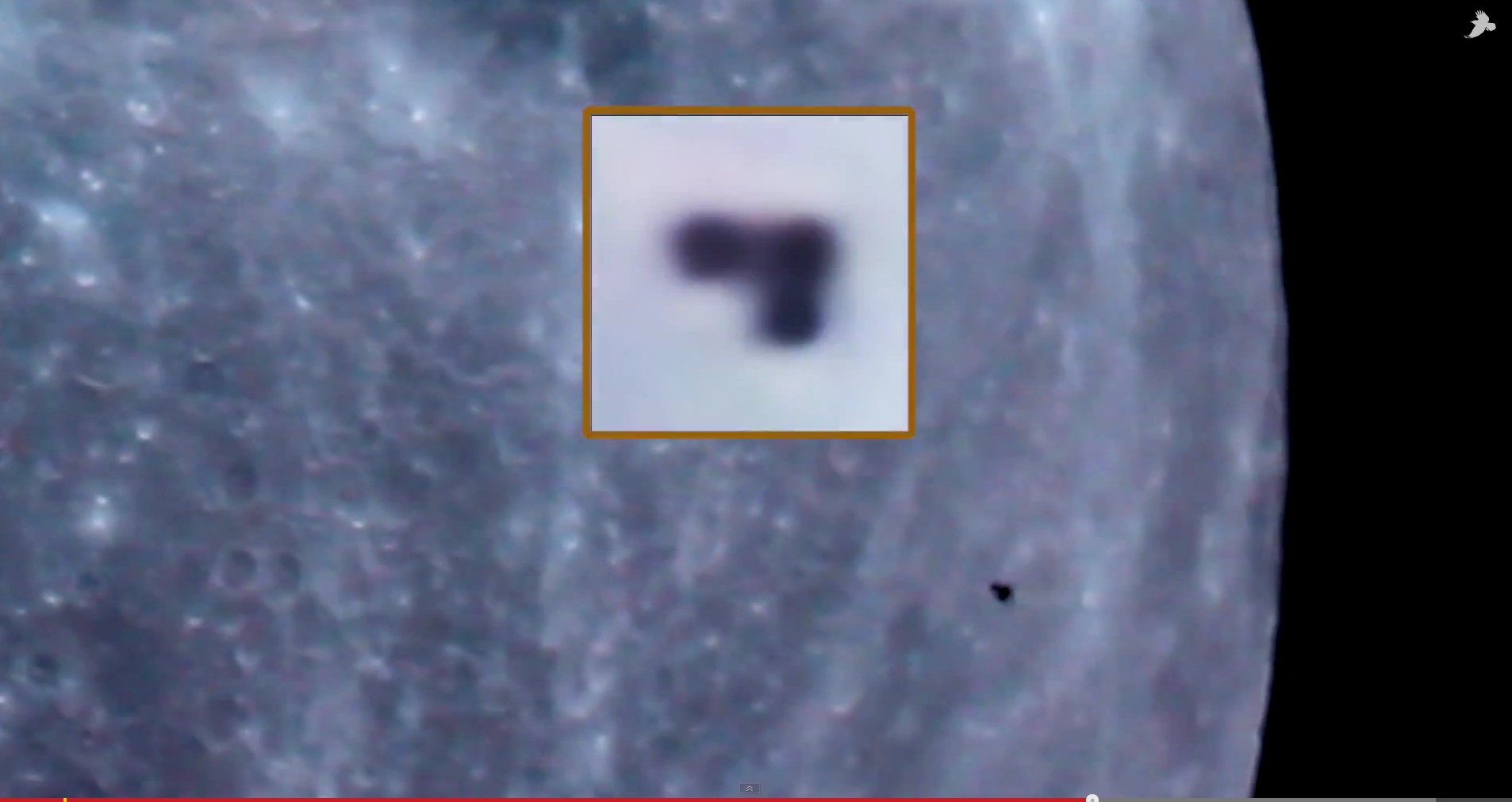 Bumerang-UFO in 1000-facher Vergrößerung vor dem Mond (+Video)