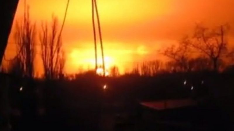 Riesige Explosion nahe einer militärischen Chemiefabrik in Donezk (+Video)