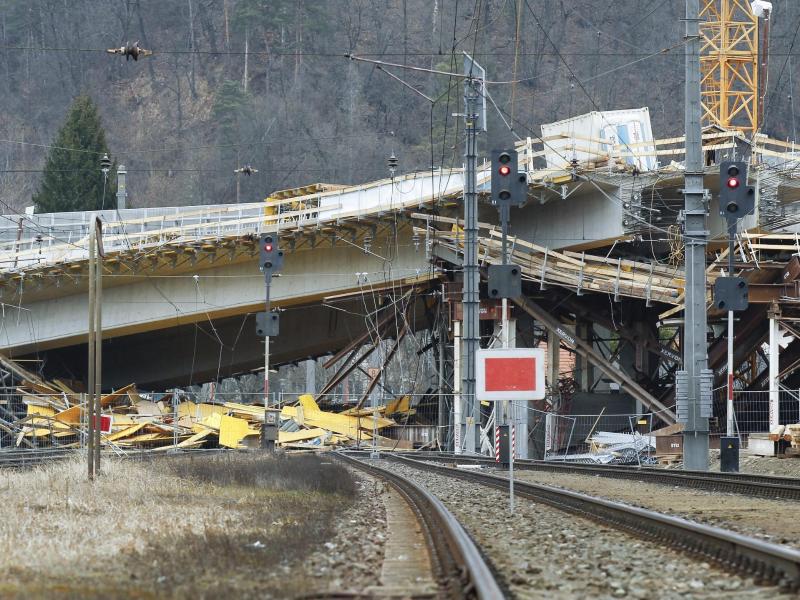Brückeneinsturz: Wichtige Bahnroute in Österreich unterbrochen