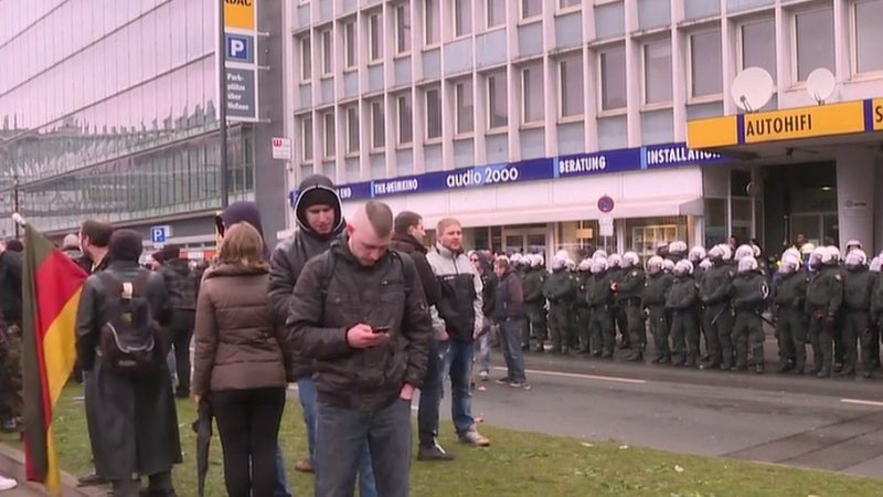 Pegida bei Salafisten-Demo in Wuppertal: „Spaziergang“ von Polizei untersagt