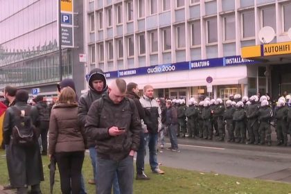 “200 Salafisten, mehrere hundert Pegida-Anhänger”: Die Bilanz der Wuppertaler Polizei