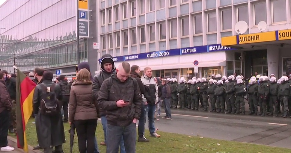 „200 Salafisten, mehrere hundert Pegida-Anhänger“: Die Bilanz der Wuppertaler Polizei