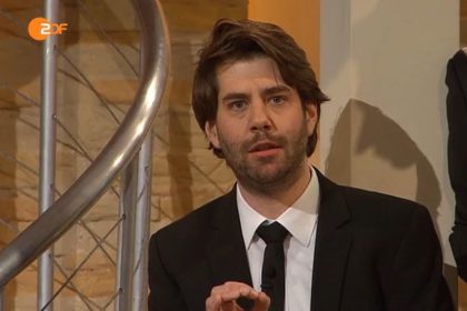 „Die Anstalt“ Politsatire „Zeus meets Troika“ mit Max Uthoff und Claus von Wagner im ZDF Live-Stream heute, Die. 31.03. von 22:15 – 23:00 Uhr + Free-TV + Mediathek