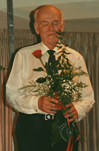 Svjatoslav Richter mit Rose im Juli 1992 beim  Internationalen Kreuther Musikfestival. Eines der wenigen Bilder, die Richter lächelnd zeigen.