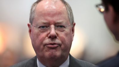 Steinbrück über Aufspaltungspläne der Deutschen Bank verwundert