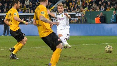 Dortmunds Immobile trifft doppelt und genießt