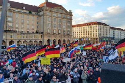 Geert Wilders sagt “Wir sind Pegida!” vor über 15.000 Demonstranten in Dresden