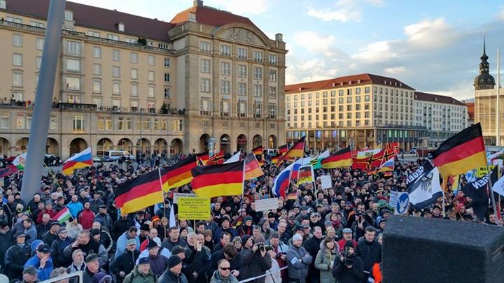 Geert Wilders sagt „Wir sind Pegida!“ vor über 15.000 Demonstranten in Dresden