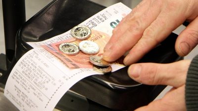 Deutsche bezahlen im Urlaub am liebsten mit Bargeld