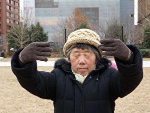 Frau Tian meditiert vor der Liberty Bell in Philadelphia, wo sie seit 2 Jahren in Sicherheit lebt. (Februar 2015).