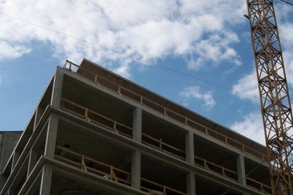 Bau­preise für Wohn­gebäude im Februar gestiegen