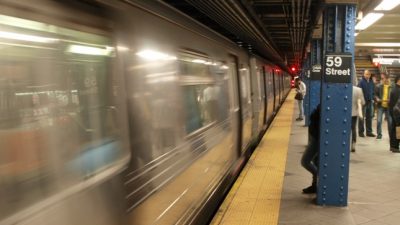 Hunderte Reisende in New Yorker U-Bahn eingeschlossen