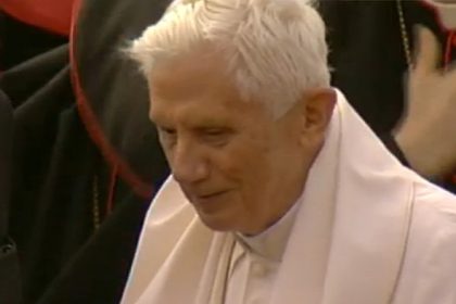 Ex-Papst Ratzinger trinkt zum 88. Geburtstag Bier
