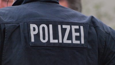 Hunderte demonstrieren nach Brandanschlag auf Flüchtlingsheim