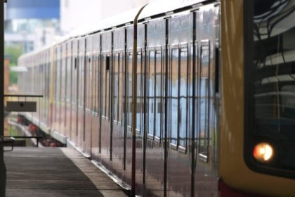Berlin: 19-Jähriger stirbt beim S-Bahn-Surfen