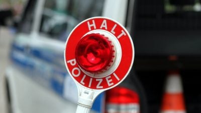 Falsche Polizisten kontrollieren Fahrerin – Signalbalken auf Autodach montiert