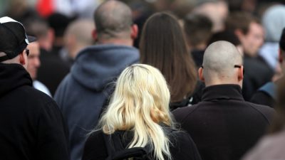 Bundesregierung: Neonazis schlagen wieder häufiger zu