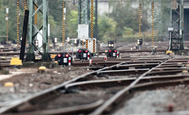 Baden-Württemberg: Regionalzug auf stehenden Zug aufgefahren