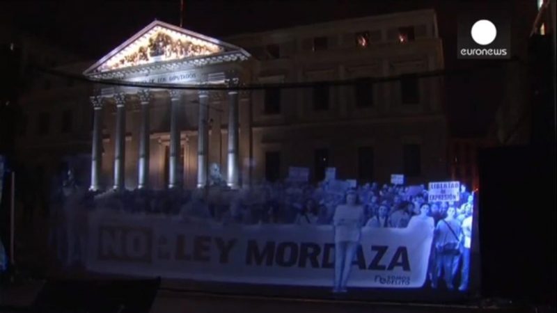 Demonstration mittels Hologramm in Madrid: Knebelgesetz zur Versammlungsfreiheit abschaffen
