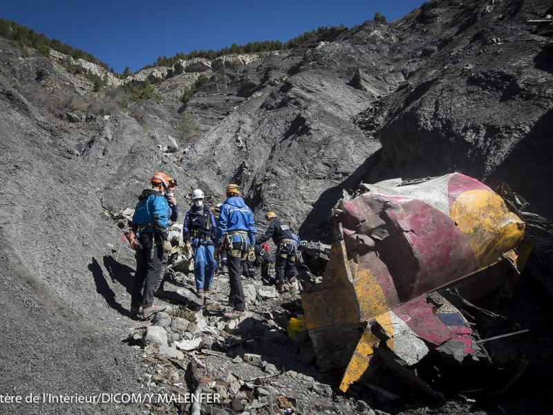 Angehörige der Germanwings-Opfer trauern in den Alpen