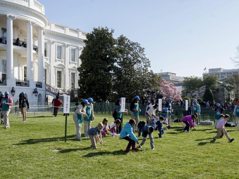 Tausende Kinder beim Ostereierrollen vor dem Weißen Haus  