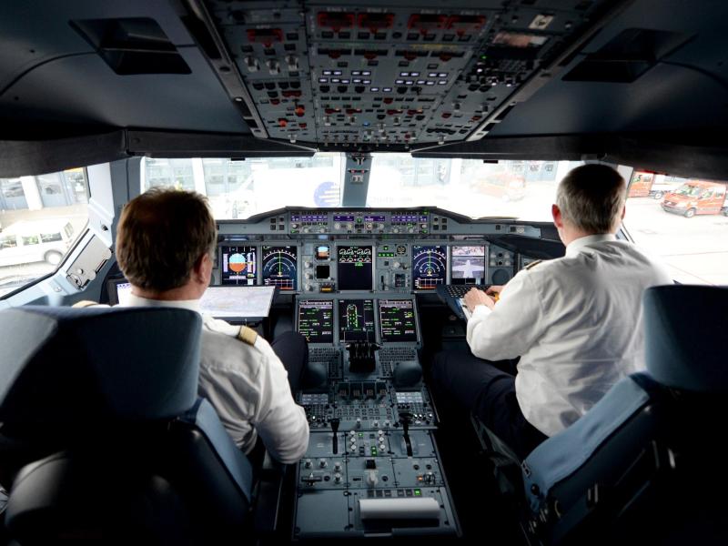 Lufthansa-Airbus wegen Brandgeruchs in Cockpit in Hamburg notgelandet