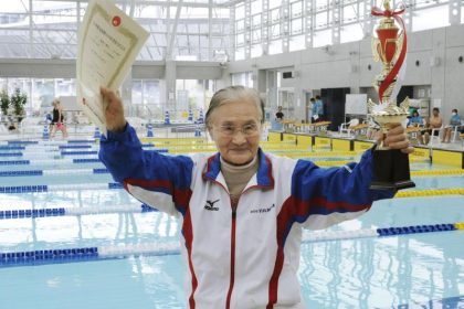 100-jährige Japanerin stellt Schwimmrekord auf