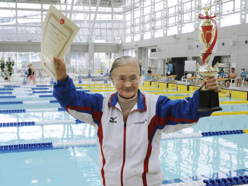 100-jährige Japanerin stellt Schwimmrekord auf