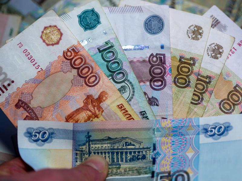 Starke Erholung treibt Rubel auf Jahreshoch
