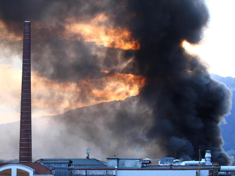 Millionenschaden nach Großfeuer in Klebeband-Fabrik