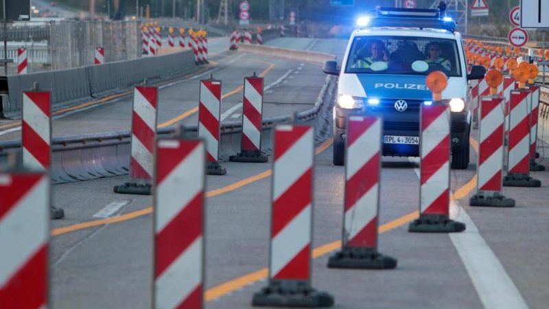 Nach Freigabe: Lkw fahren sich vor Schiersteiner Brücke fest