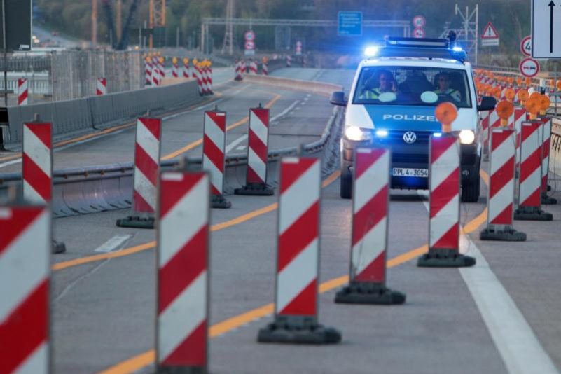 Nach Freigabe: Lkw fahren sich vor Schiersteiner Brücke fest