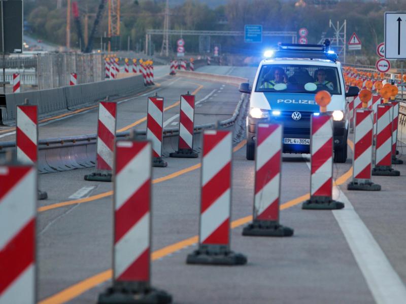Nach Freigabe: Lkw fahren sich vor Schiersteiner Brücke fest