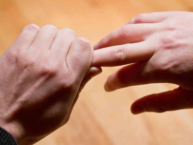 Forscher erklären das Knacken beim Ziehen von Fingern