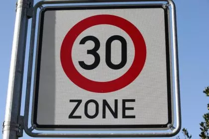„Vision Zero“ im Straßenverkehr: Deutsche Umwelthilfe fordert Tempo 30 innerorts noch 2021