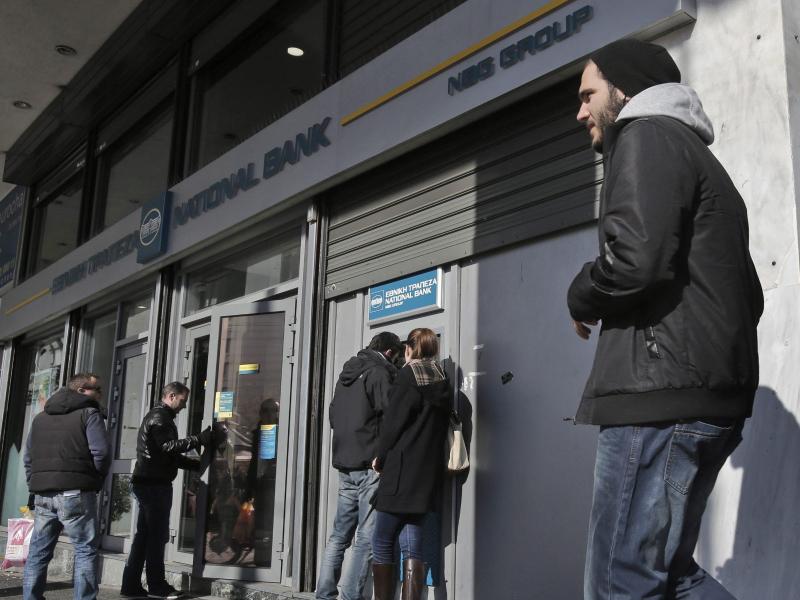 Griechen ziehen immer mehr Geld von Konten ab