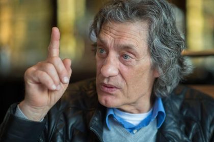 Winfried Glatzeder entspannt sich bei der Gartenarbeit