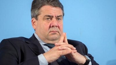 SPD-Chef Gabriel besucht Flüchtlingsunterkunft in Magdeburg