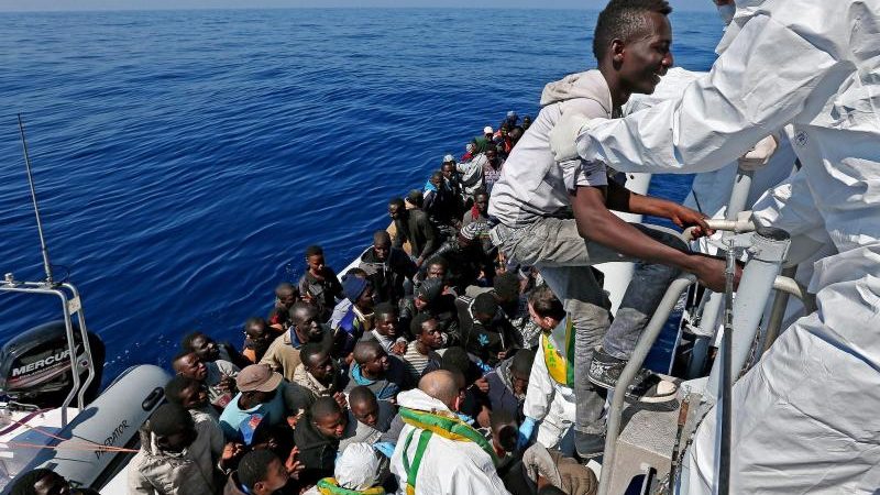 Rettungsaktion im Mittelmeer: 3.200 Migranten an einem Tag gerettet  – ein Toter
