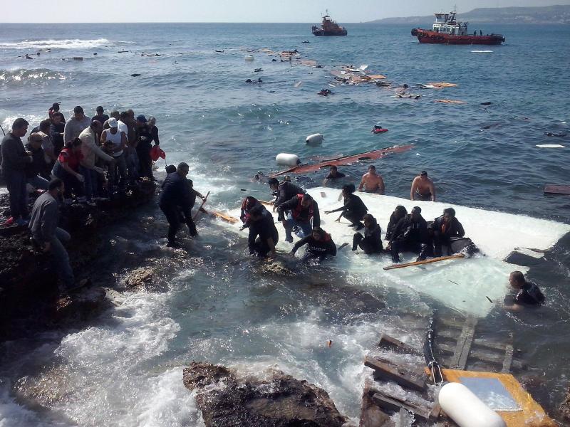 Migranten behindern Verkehr im Hafen von Rhodos