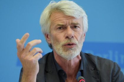 Dercon holt fünfköpfiges Künstlerteam nach Berlin